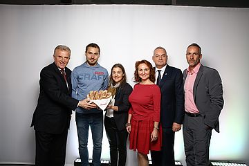 Von links: backaldrin-Eigentümer Peter Augendopler, die Biathlon-Stars Anton Shipulin und Ekaterina Yurlova aus dem "Kornspitz Sport Team", Ekaterina Evdokimova, die geschäftsführende Partnerin der Sonderwirtschaftszone Stupino Quadrat, backaldrin-Geschäftsführer Harald Deller und Christoph Sumann, ehemaliger österreichischer Biathlet und Direktor des "Kornspitz Sport Team" freuen sich über die gelunge Eröffnungsfeier.